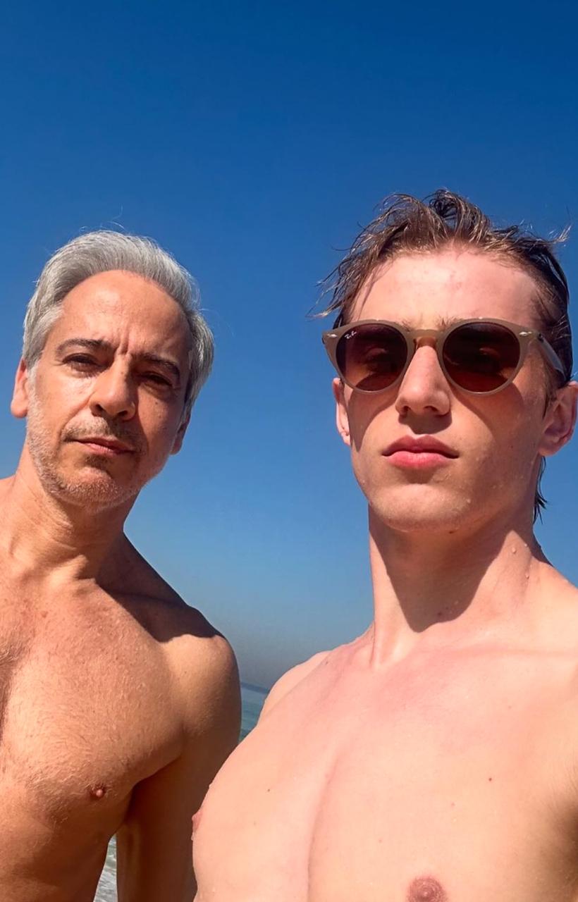 Ex-galã da Globo, Edson Fieschi se declara para namorado 41 anos mais novo