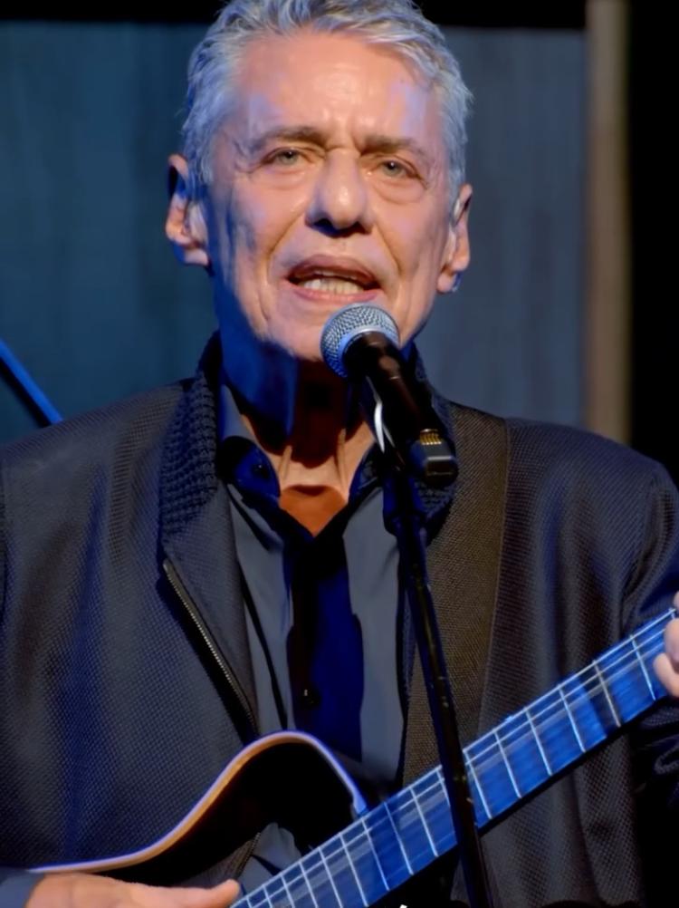 Chico Buarque faz 80 anos e celebra em Paris com a sua família