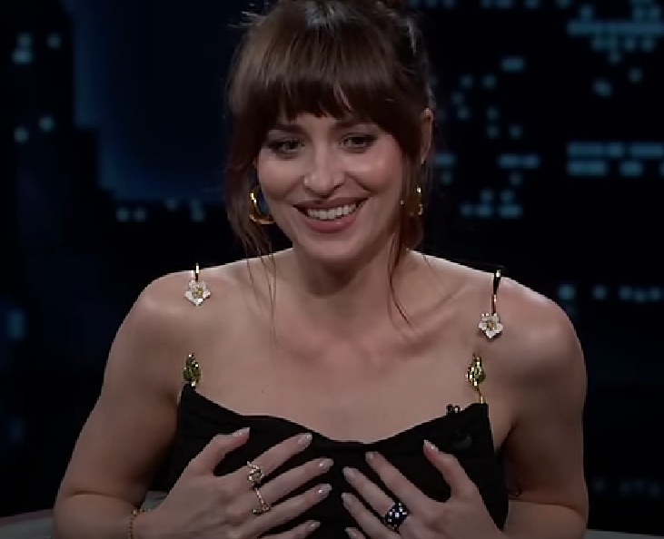 Dakota Johnson quase mostra demais após alça do vestido romper em talk show