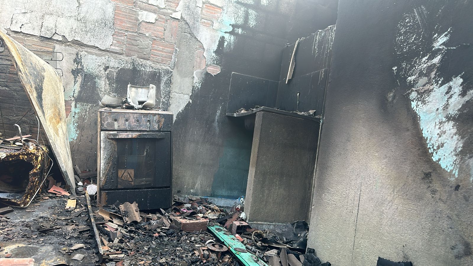 Família perde tudo durante incêndio em casa no Alvorada