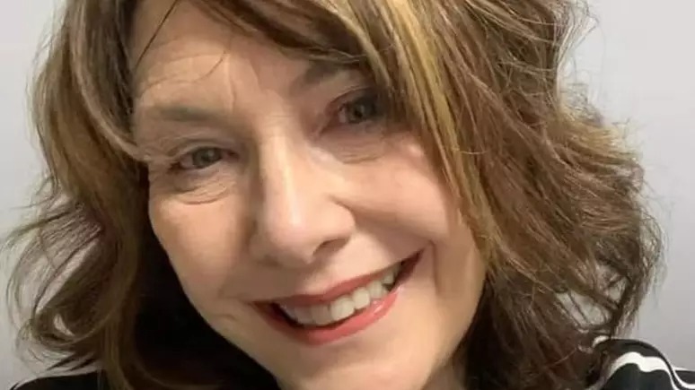 Mulher contrai bactéria comedora de carne ao se machucar no jardim de casa