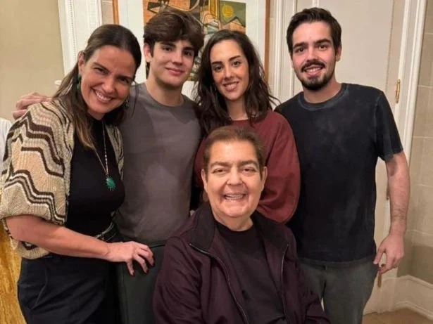 Faustão reaparece em foto com a família 4 meses após transplante
