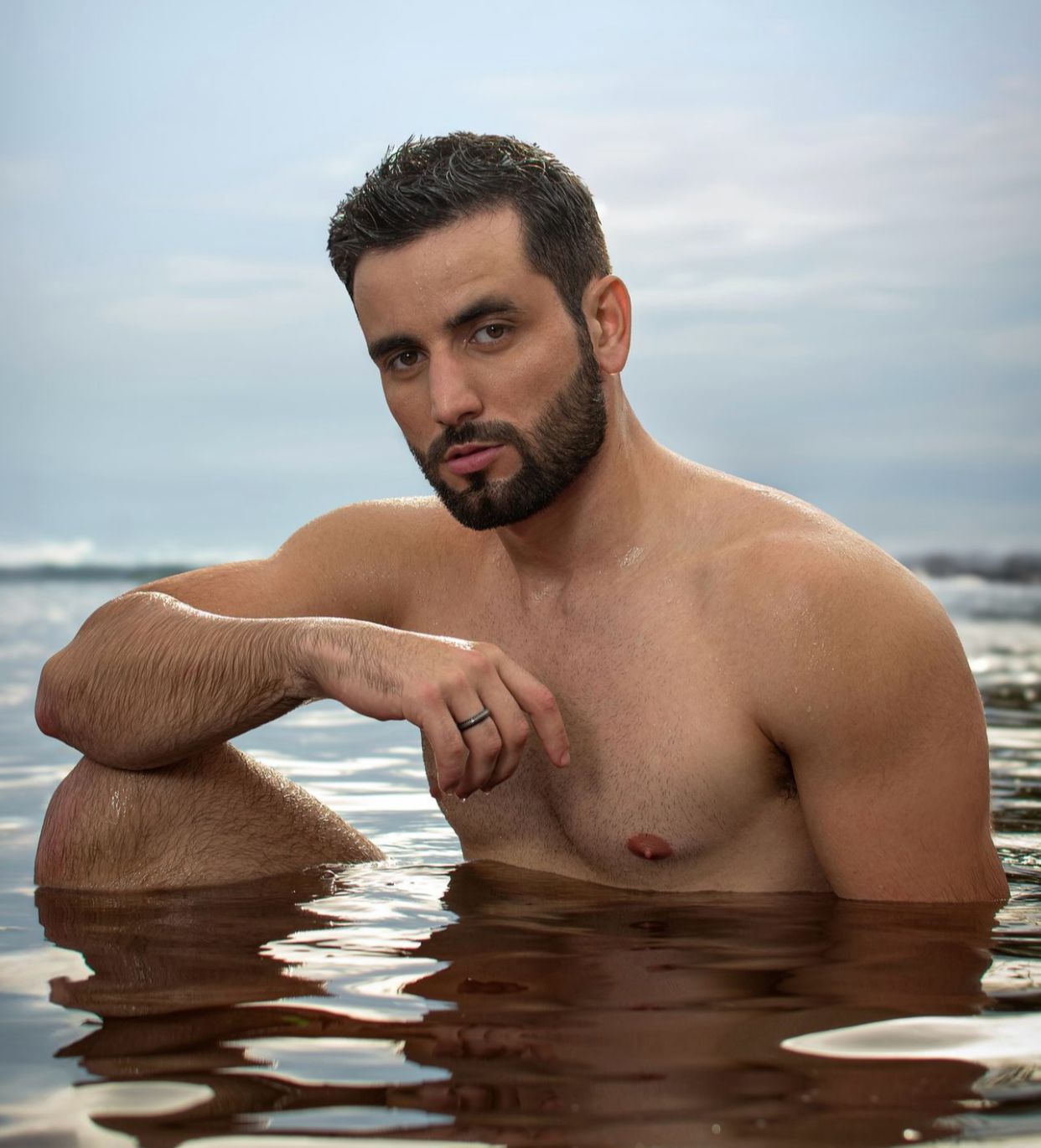 Ex-BBB Matteus faz ensaio sensual no Rio Negro e agita fãs; veja fotos