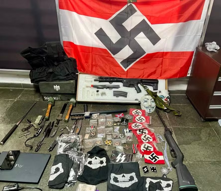 Jovem é preso com drogas e mais de 100 símbolos nazistas