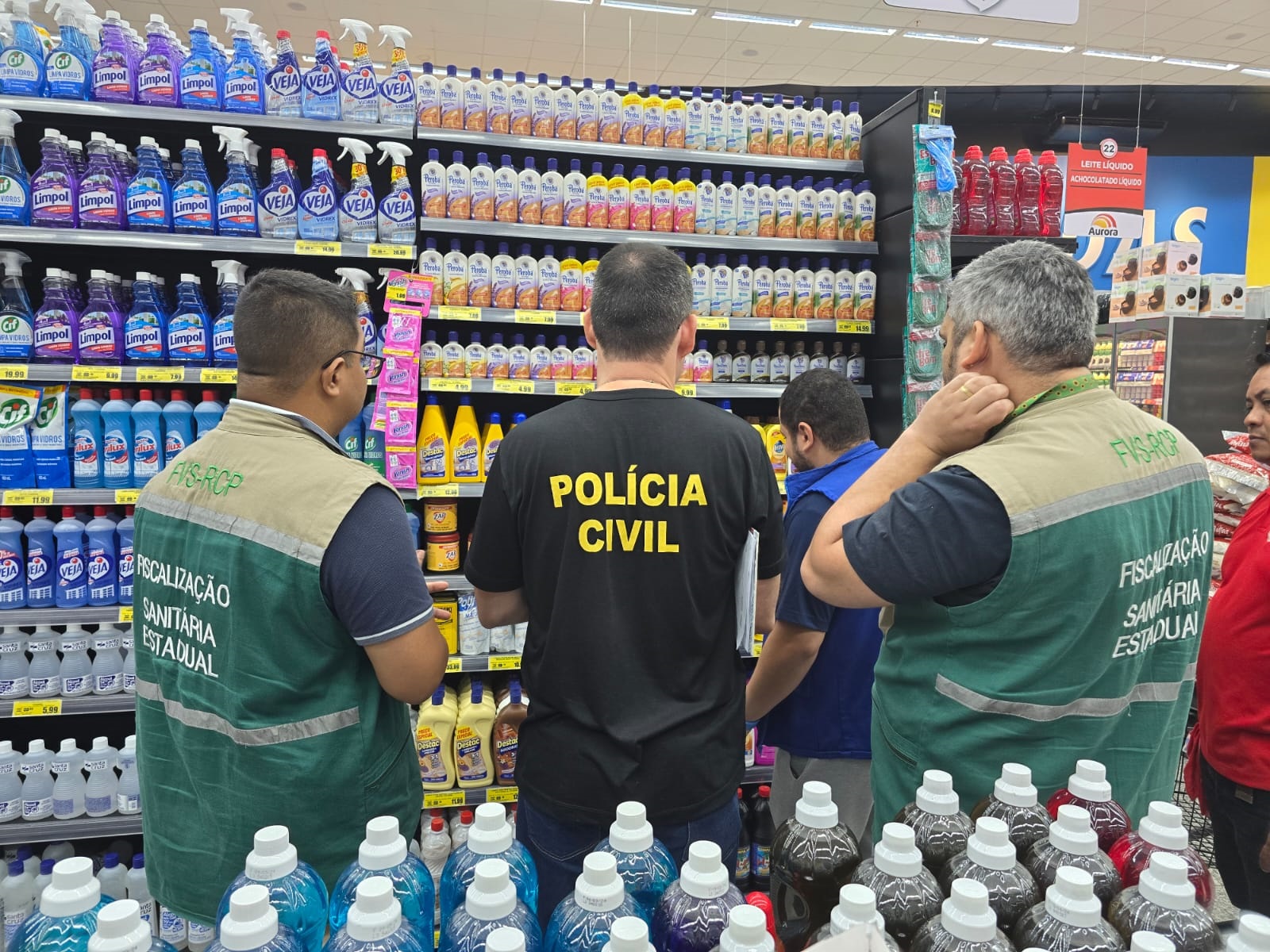 Supermercado de Manaus é fiscalizado após denúncia de venda de produtos falsos