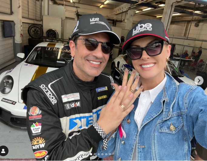 Edu Guedes e Ana Hickmann posam com alianças de noivado em Portugal