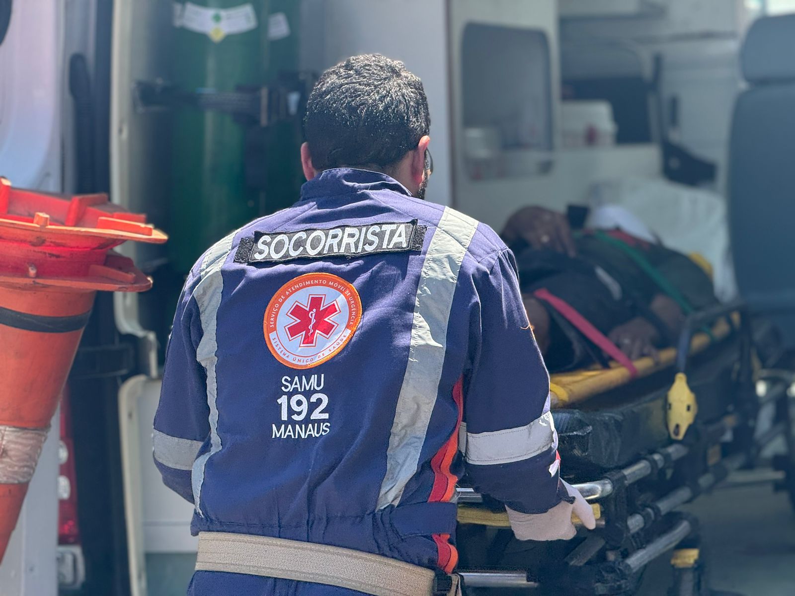 Homem é espancado após esfaquear vítima em tentativa de assalto em Manaus