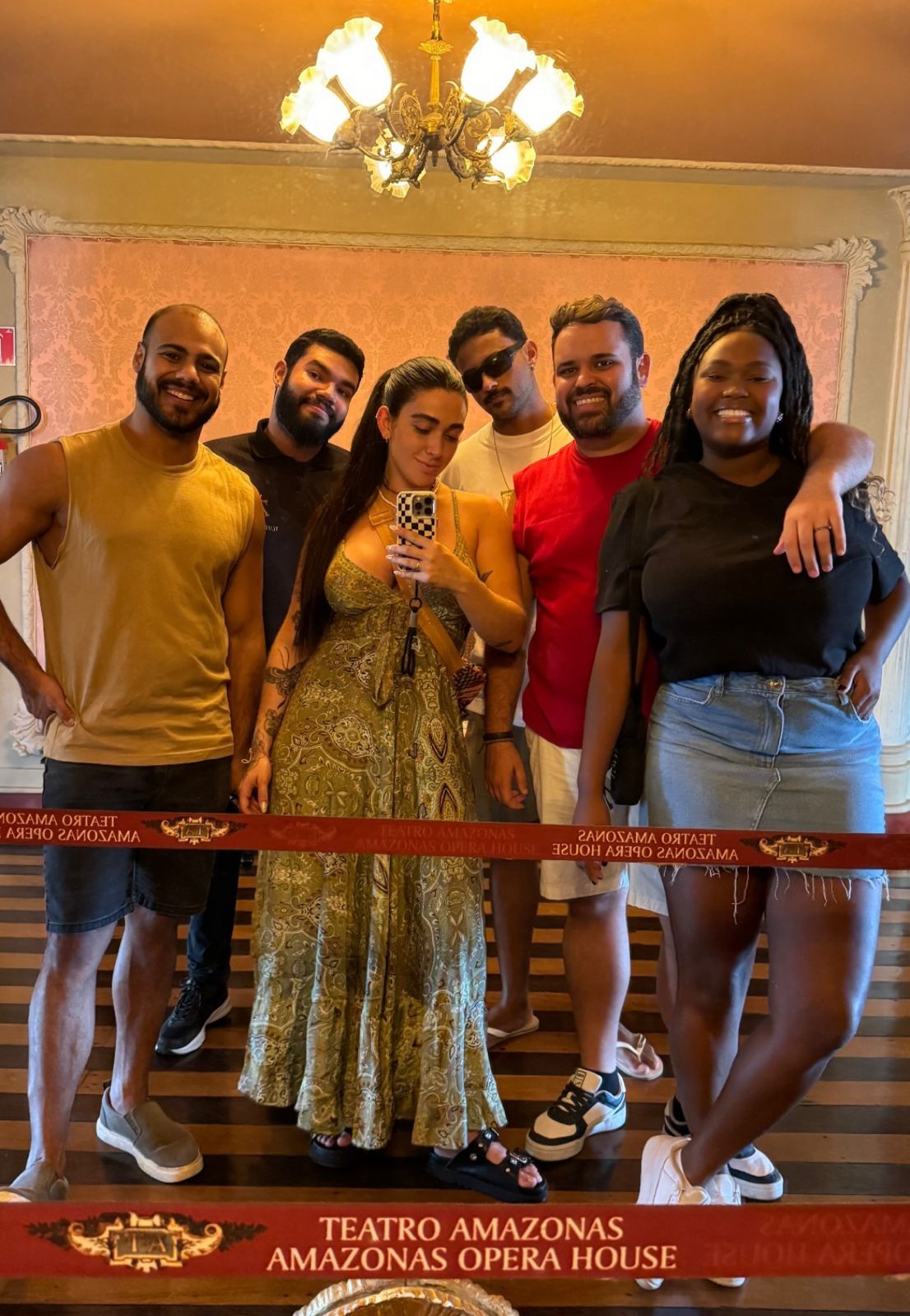 Ex-BBBs visitam o Teatro Amazonas e passeiam pela Ponta Negra