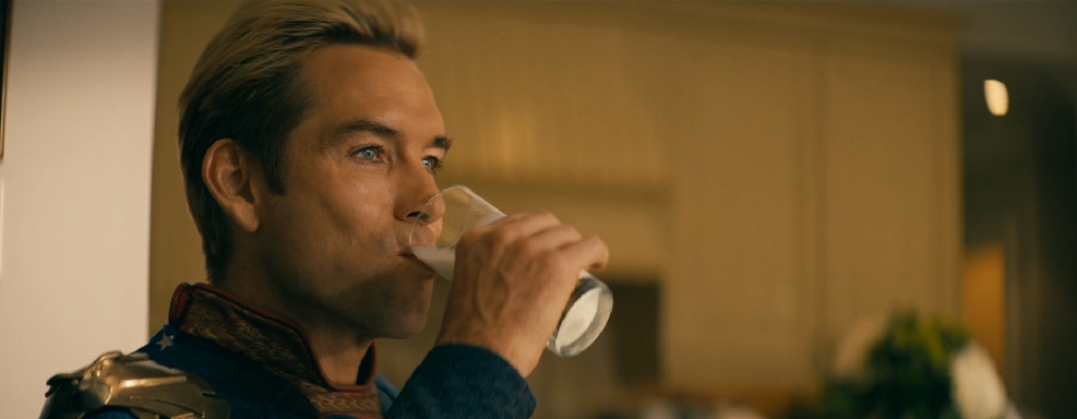 Anthony Starr explica porquê Capitão Pátria bebe tanto leite em The Boys