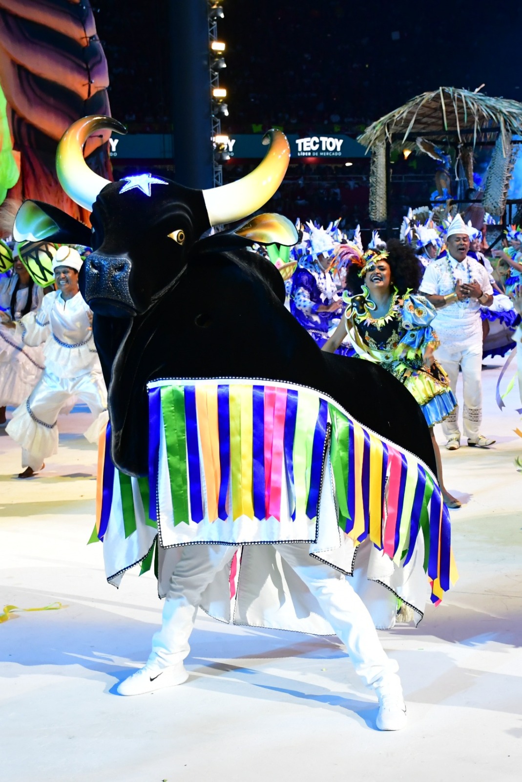 Caprichoso comemora tricampeonato com feijoada e Bar do Boi em Manaus