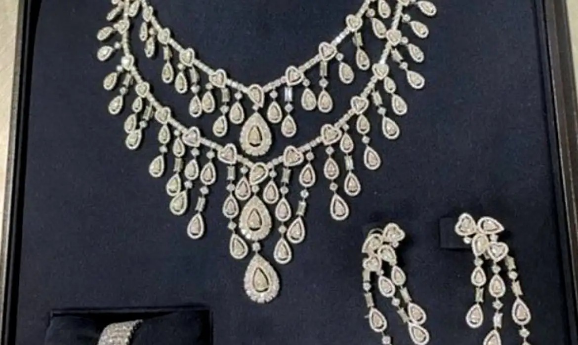 PF entrega ao STF relatório que indiciou Bolsonaro no caso das joias