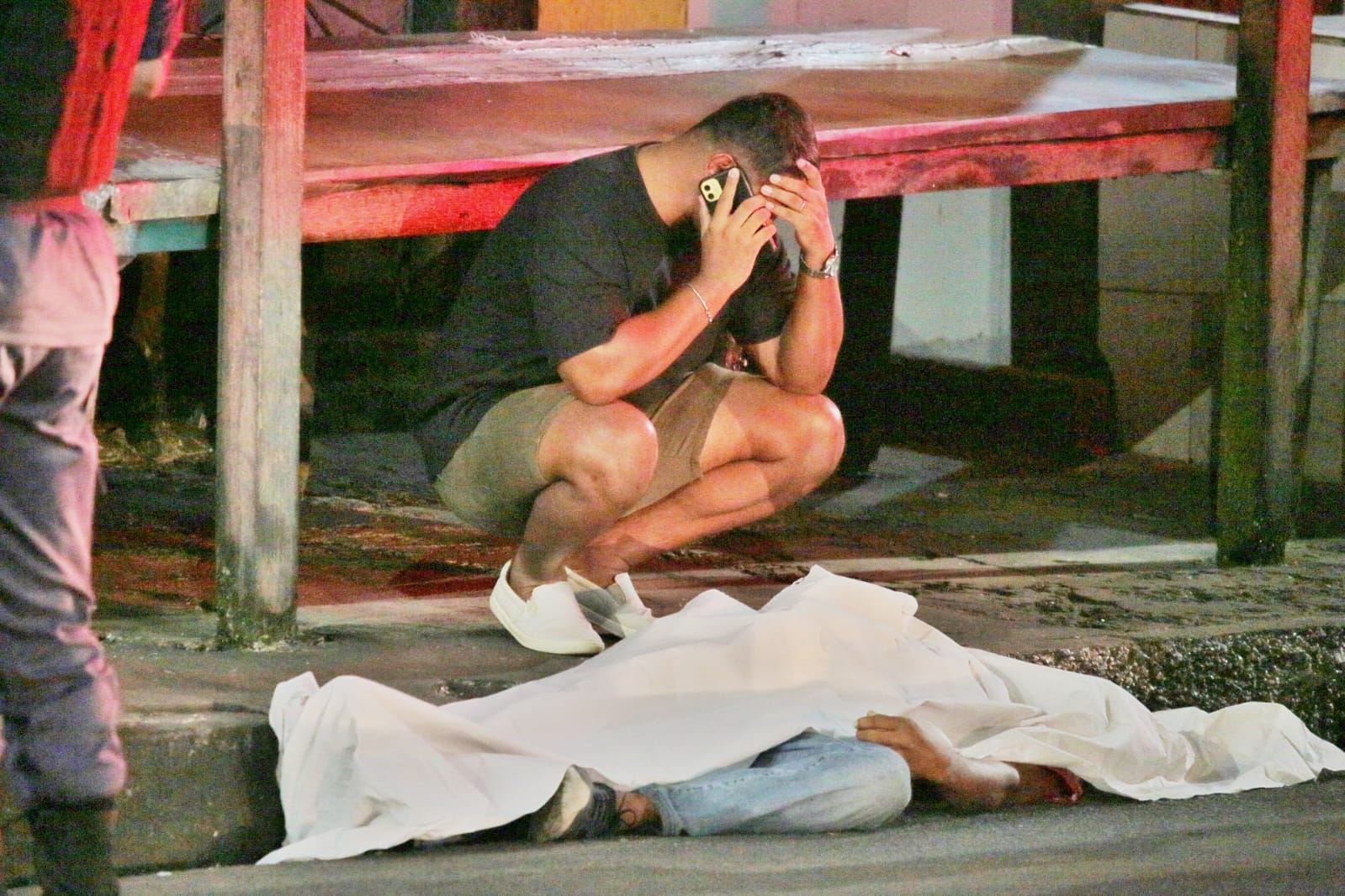 Homem morre com faca cravada no peito após discussão no São José