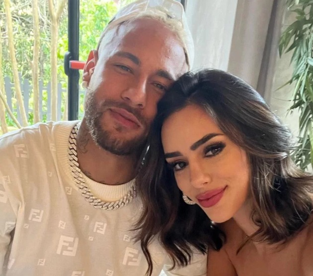 Juntos novamente! Neymar e Bruna Biancardi se beijam em show de Thiaguinho