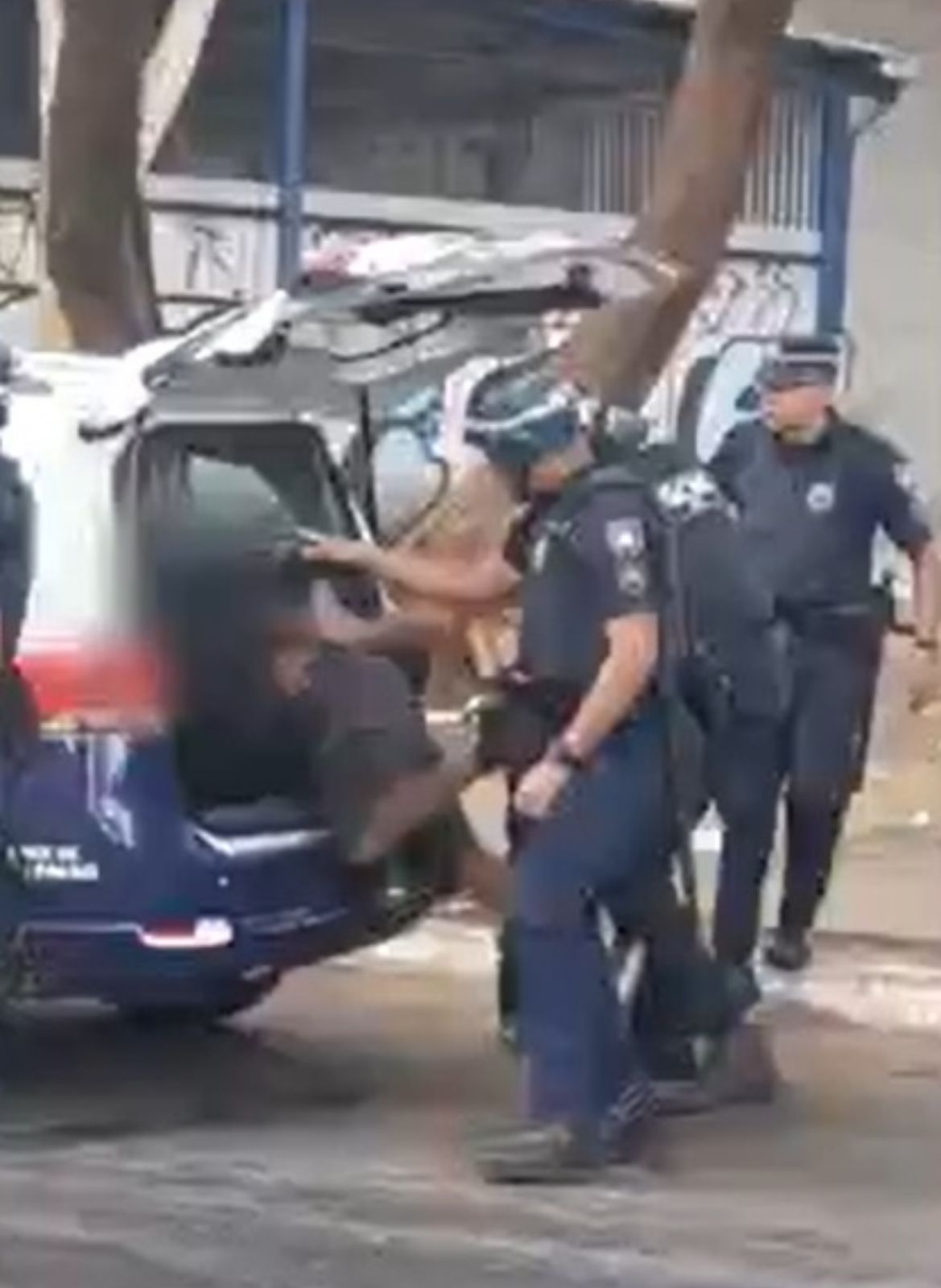 Guardas municipais que agrediram morador de rua algemado são afastados