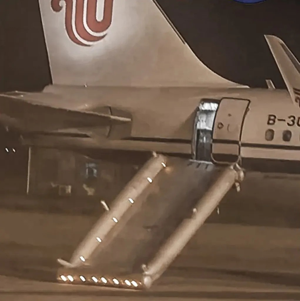 Passageira abre saída de emergência de avião ao confundir com banheiro