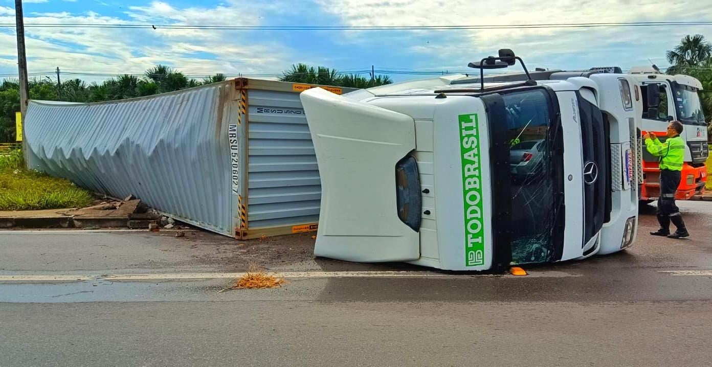Pane mecânica faz carreta tombar no meio da Avenida das Flores 