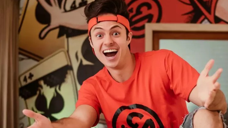 Conheça Enaldinho, youtuber que começou a carreira numa banheira de slime e está milionário