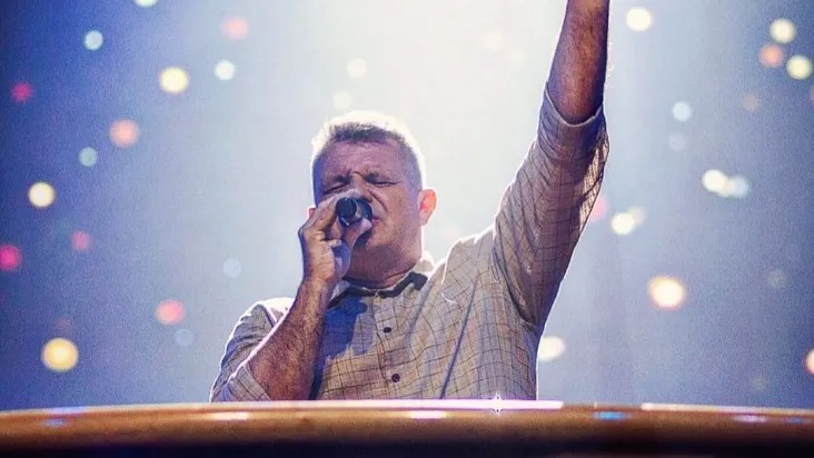 Pastor investigado por violência contra a esposa deve entregar armas em 48h