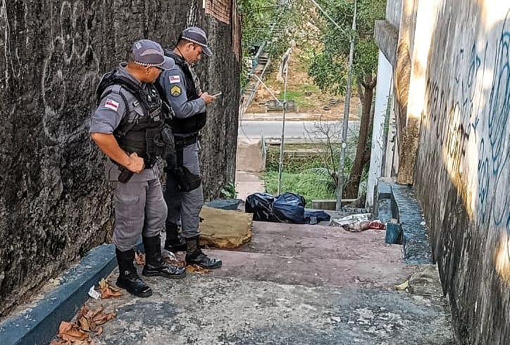 Envolto em saco, corpo de homem é abandonado em escadaria no Santo Agostinho