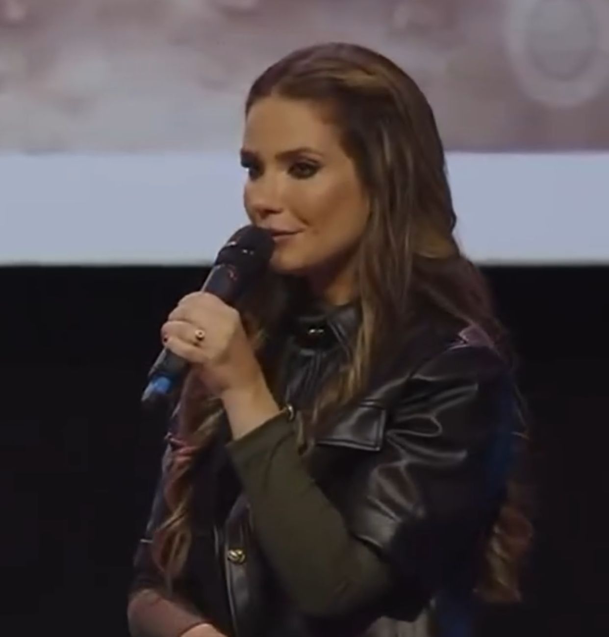 Grávida de 7 meses, cantora gospel é diagnosticada com câncer avançado