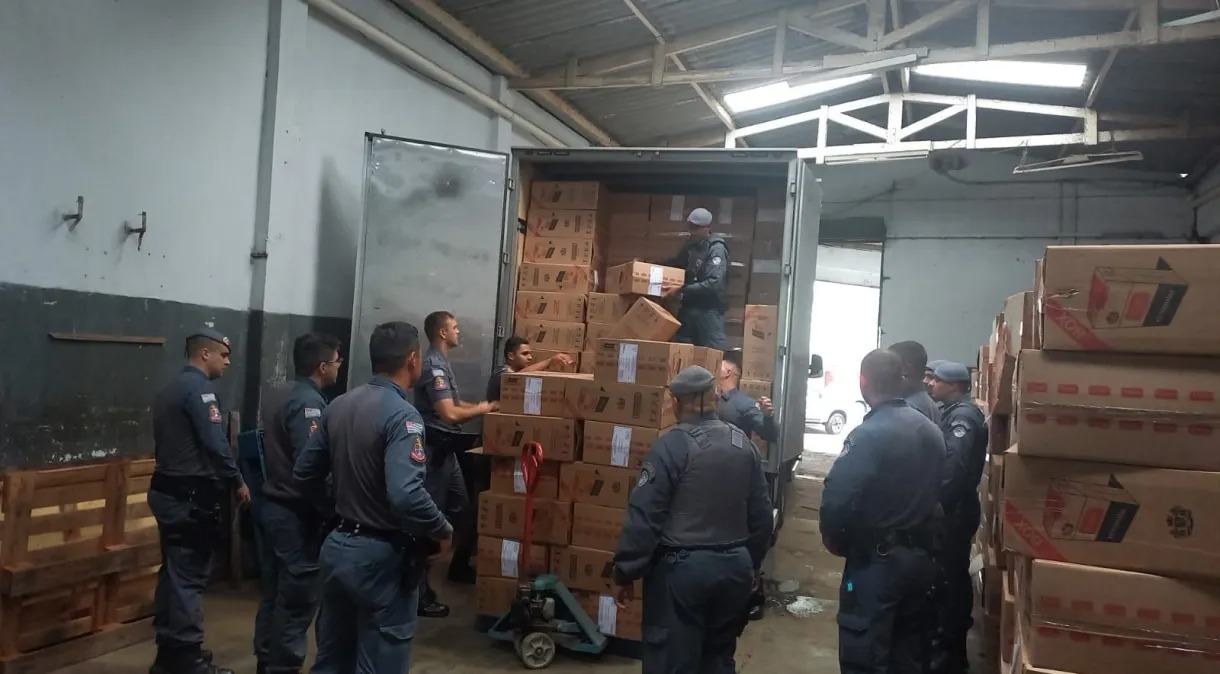 Polícia faz maior apreensão de cigarros ilegais da história do Brasil