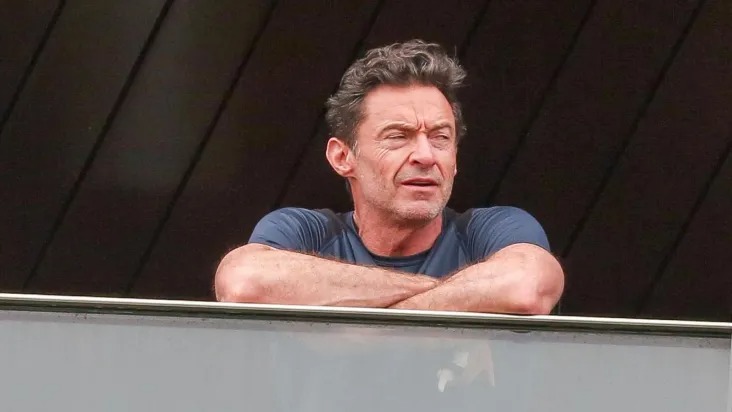 Hugh Jackman aparece em varanda de hotel no Rio de Janeiro; veja