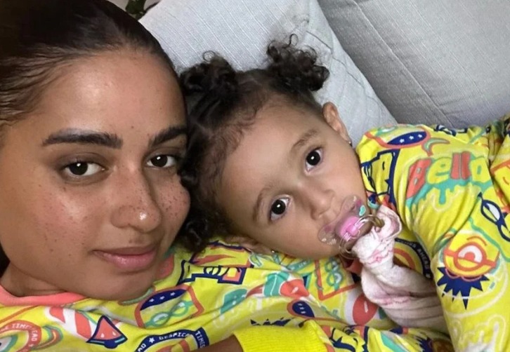 MC Loma relata pânico ao ver a filha engasgada: 'Estava roxa'