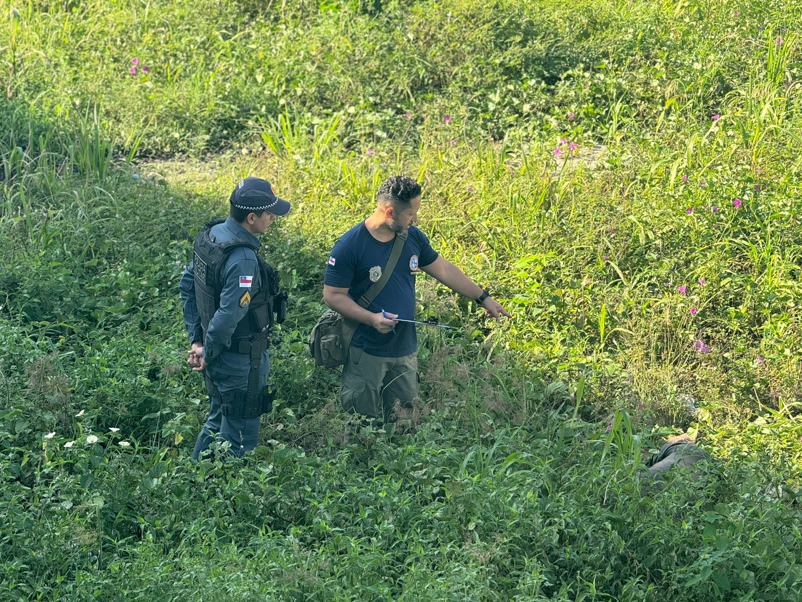 Homem é encontrado morto em terreno baldio na Av. Autaz Mirim