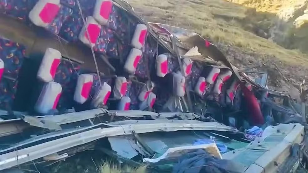 Ônibus de turismo despenca em abismo e deixa mais de 20 mortos no Peru