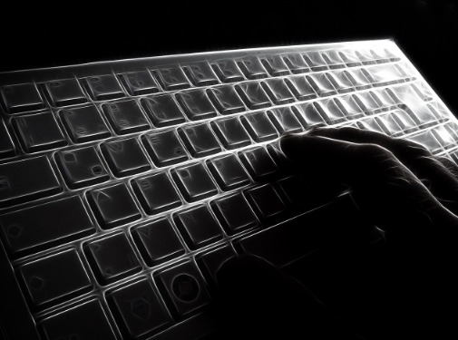 Adolescentes manipulam imagens pornográficas por IA de colegas de escola