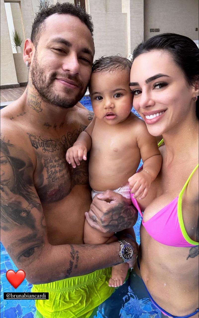Neymar mostra momento família com Bruna Biancardi e Mavie 