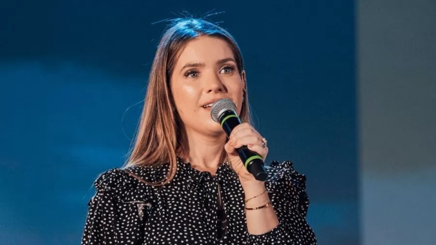 Cantora gospel conta que câncer de mama se espalhou para os ossos