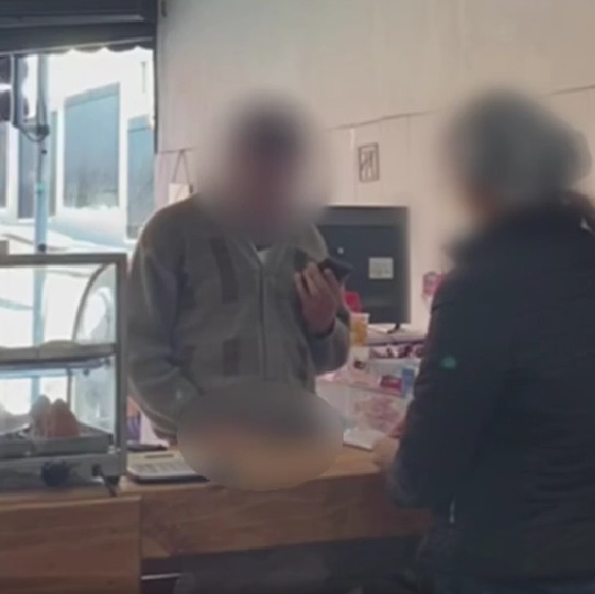 Homem mostra p3nis para dona de loja de doces durante atendimento