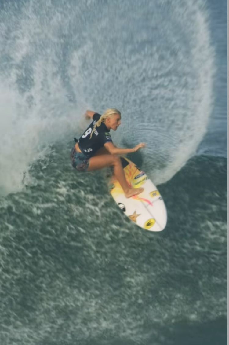 Tati do surfe brasileiro fica em segundo lugar e vai para repescagem