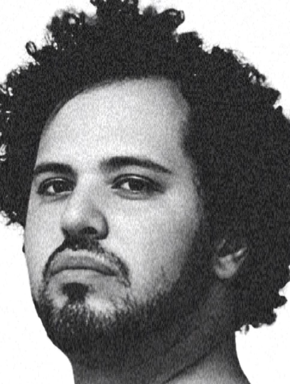 Cantor sofre mal súbito e morre durante show 