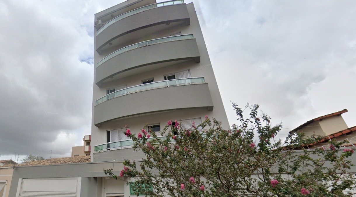 Idoso morre após queda de 4° andar enquanto limpava painéis solares