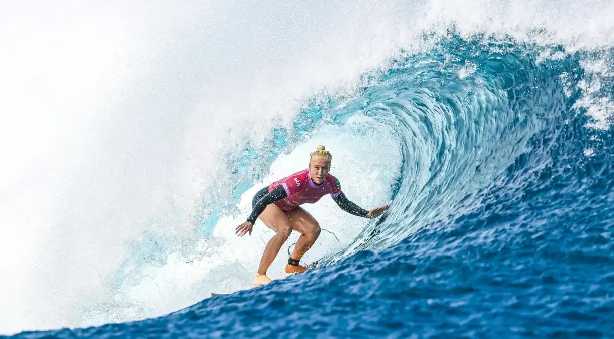 Baterias do surfe feminino são suspensas e final masculina pode mudar