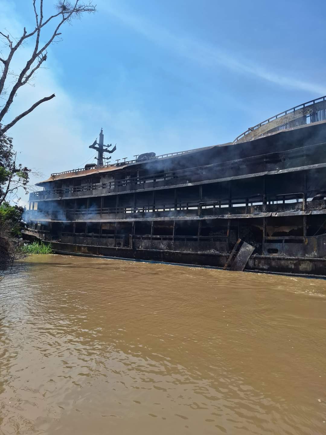 Veja como ficou barco após incêndio que deixou mortos e feridos em Uarini