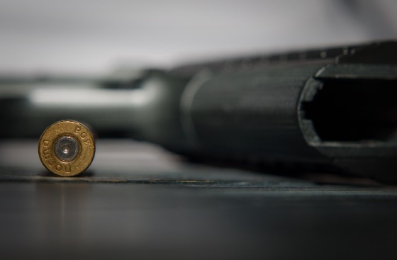 Adolescente atira no pai para proteger a mãe de agressões