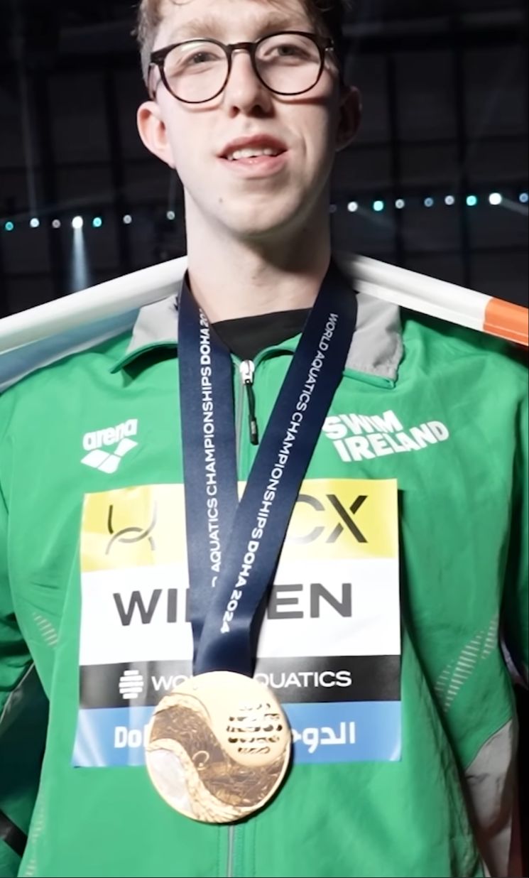 Ator de "Game of Thrones" bate recorde e conquista ouro na natação