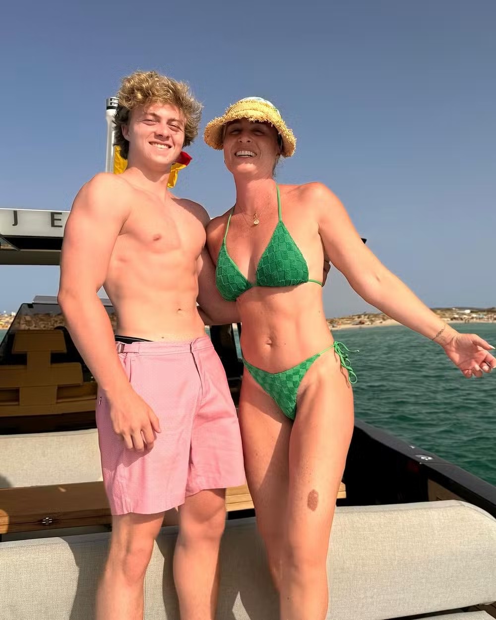 Aos 16, filho de Angélica surpreende ao aparecer saradão em foto com a mãe