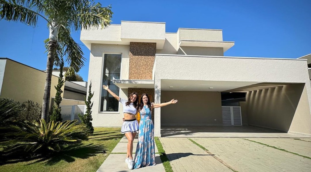 Ex-bbb Beatriz Reis compra casa para família e comemora: "Anos de luta"
