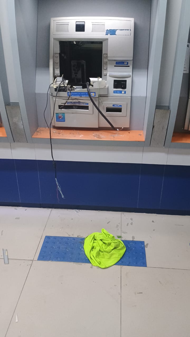 Criminosos arrombam caixa eletrônico em agência bancária no Japiim