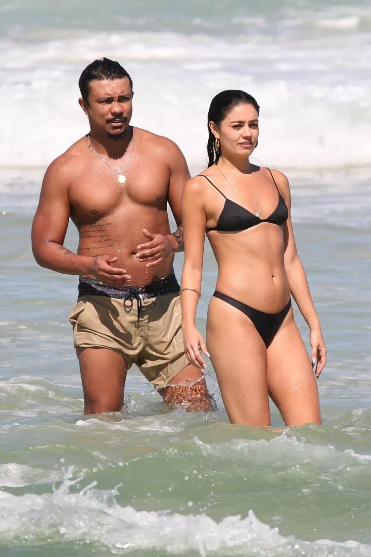 Sophie Charlotte e Xamã trocam beijos em dia de praia; veja fotos