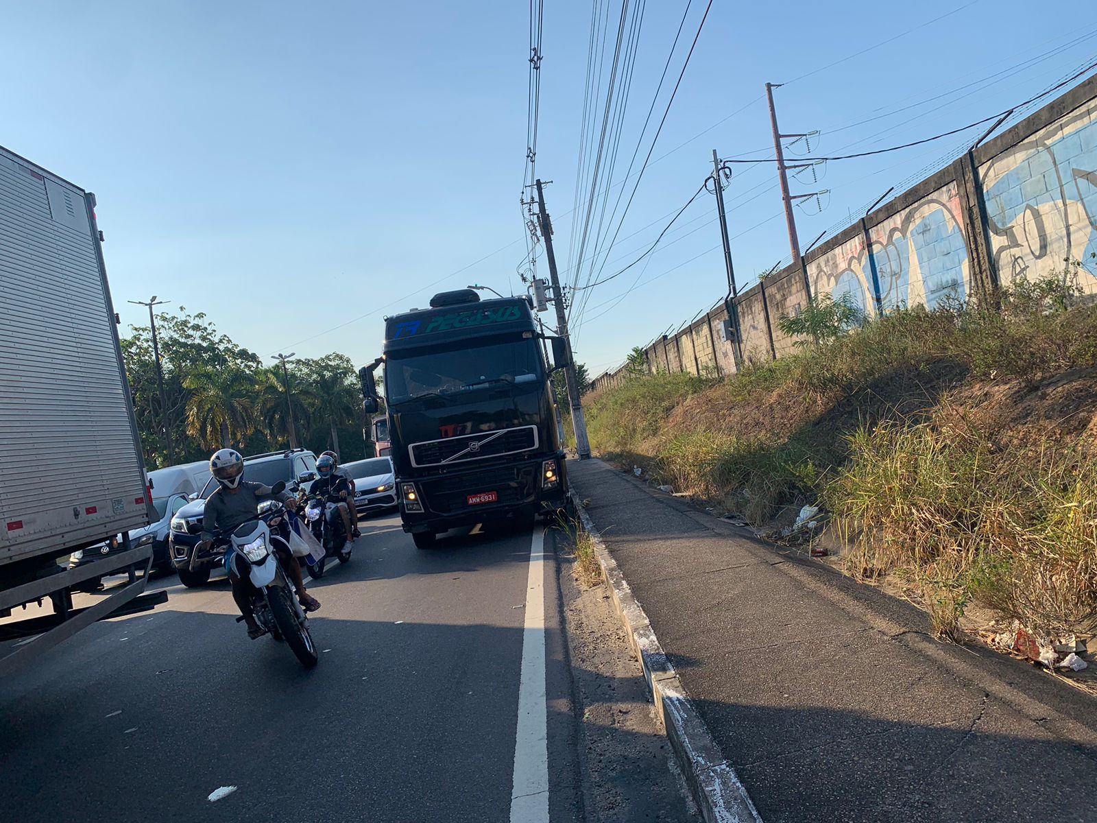 Carros em pane deixam trânsito caótico na Avenida das Torres