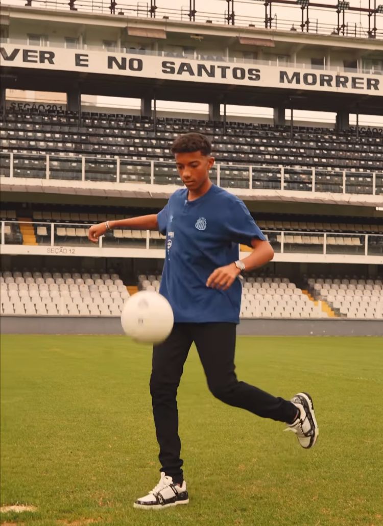 Filho de Robinho assina seu primeiro contrato com o Santos