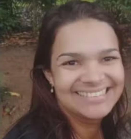 Mulher morre baleada após carro bater em viatura policial no Rio