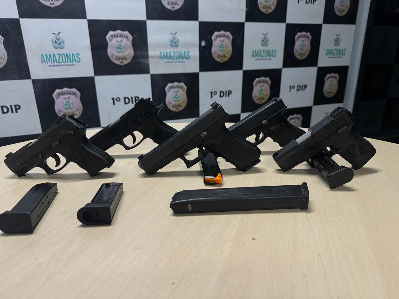 'Senhor das armas' de facção é preso com arsenal e drogas em apartamento