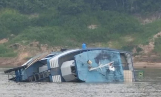 Barco que transportava combustível naufraga no Rio Purus, no Amazonas