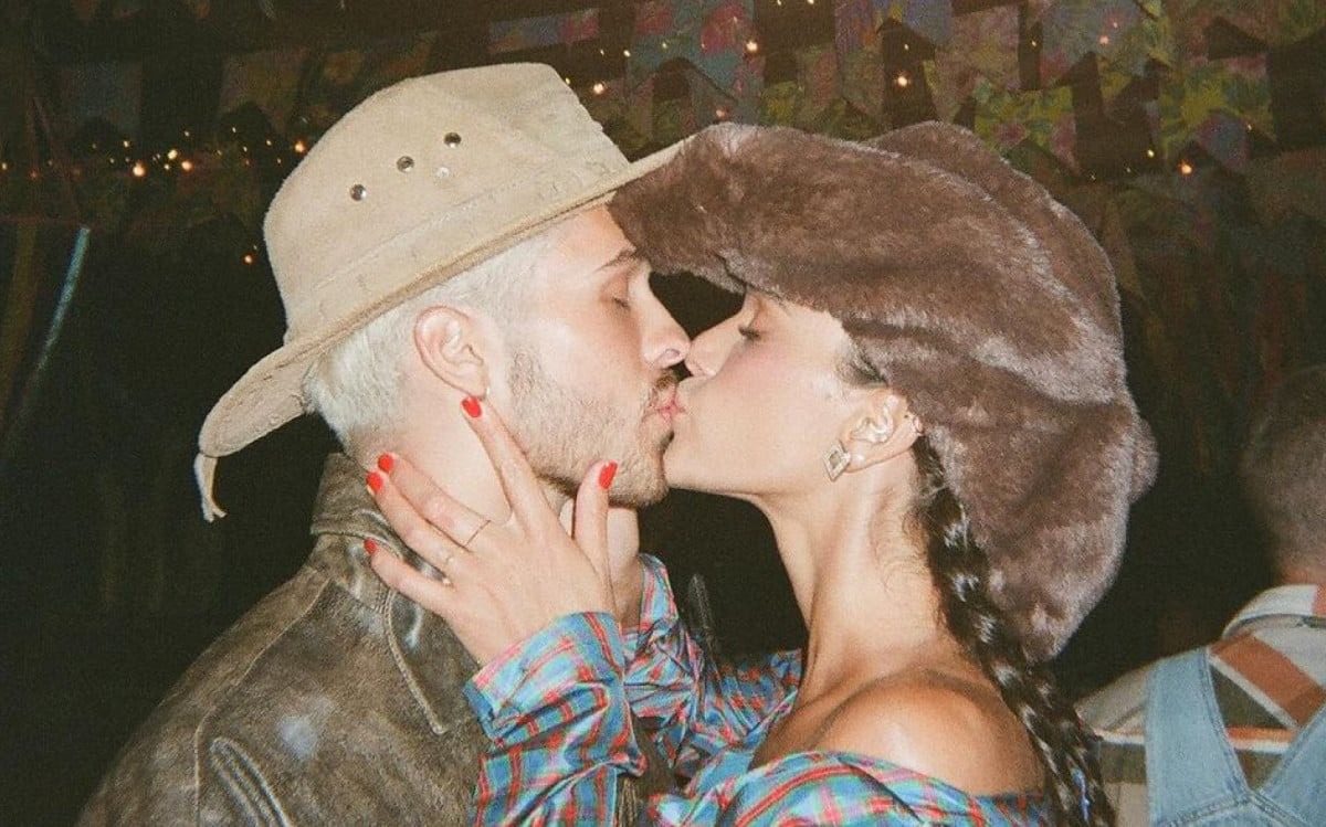 Bruna Marquezine posta primeira foto aos beijos com João Guilherme 